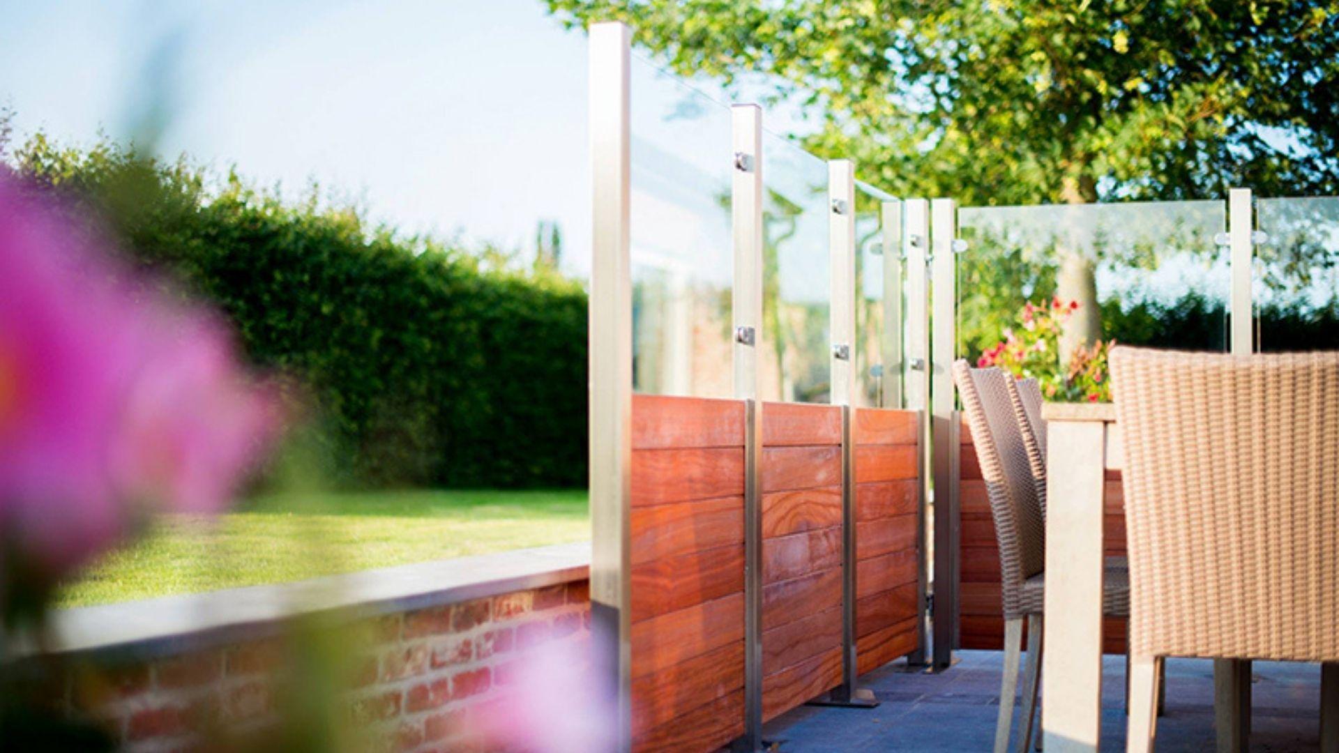 aluminium-constructie-als-afsluiting-voor-een-gezellig-terras aluminium-constructie-als-afsluiting-voor-een-gezellig-terras